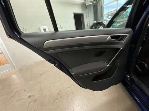 Used 2016 Volkswagen Golf S image 15