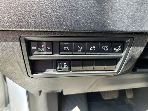 Used 2022 Toyota Tundra SR5 w/ SR5 Convenience Package AWD/4WD image 17