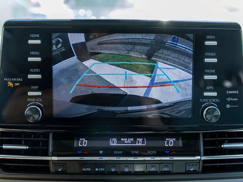 Used 2023 Toyota Sienna XLE FWD image 21