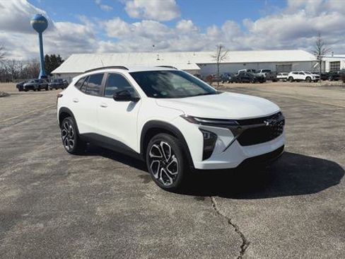 Used 2024 Chevrolet Trax RS image 2