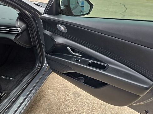 Used 2025 Hyundai Elantra SE FWD image 60