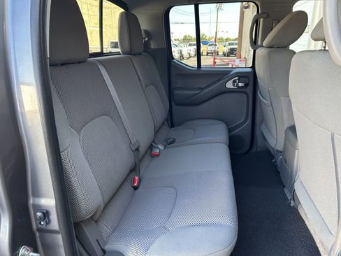 Used 2018 Nissan Frontier SV image 11