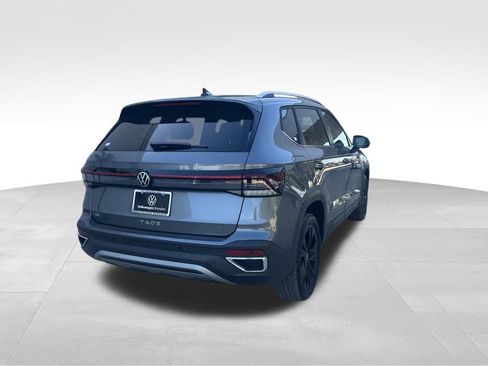 New 2026 Volkswagen Taos SE image 5