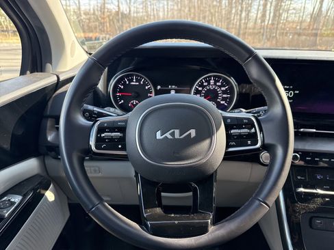 Used 2024 Kia Carnival EX image 18