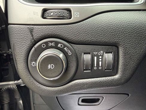 Used 2019 Jeep Cherokee Latitude Plus w/ Cold Weather Group AWD/4WD image 12