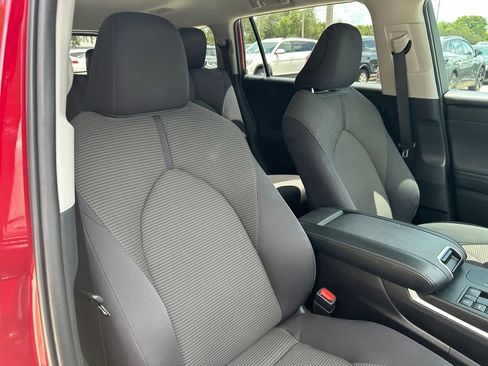 Used 2024 Toyota Highlander LE FWD image 33