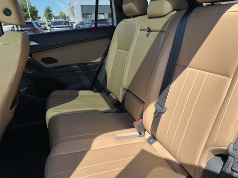Used 2022 Volkswagen Tiguan SE w/ Panoramic Sunroof Package AWD/4WD image 34