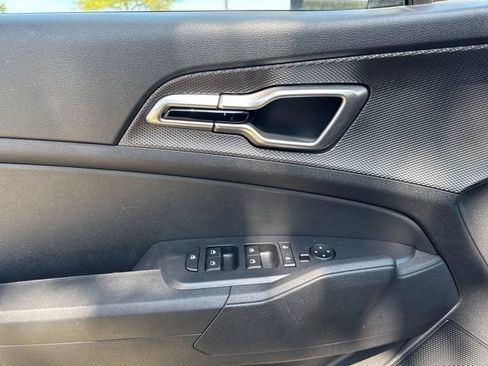 Used 2025 Kia Sportage LX image 24