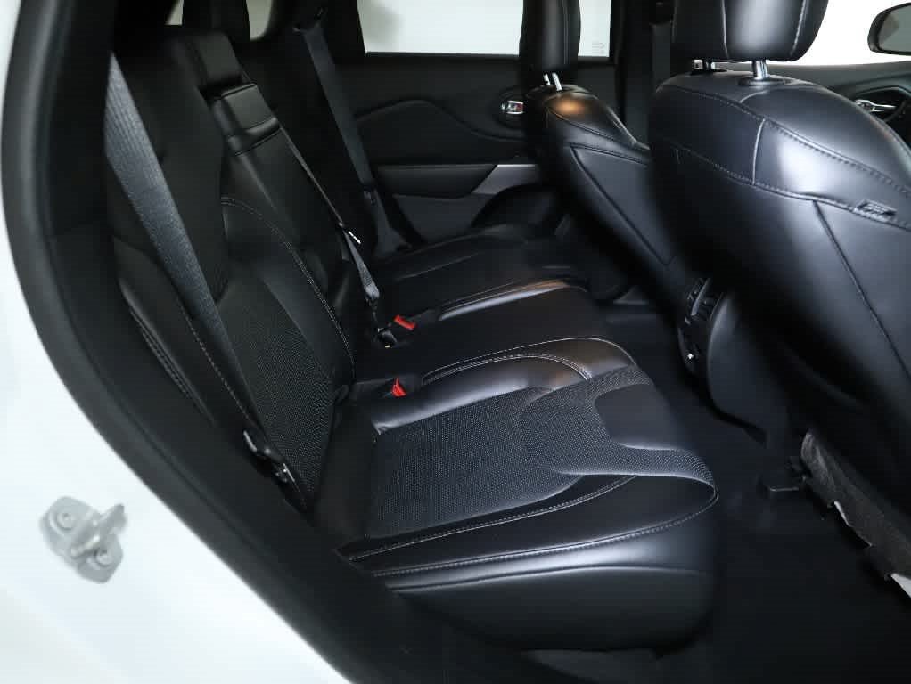 Used 2019 Jeep Cherokee Limited w/ Technology Group AWD/4WD image 33