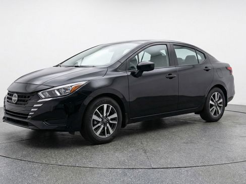 Used 2025 Nissan Versa SV image 3