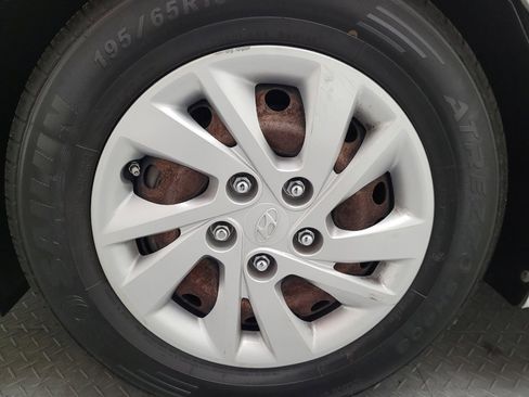 Used 2019 Hyundai Elantra SE image 31