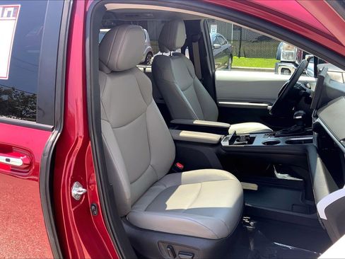 Used 2025 Toyota Sienna XLE FWD image 9
