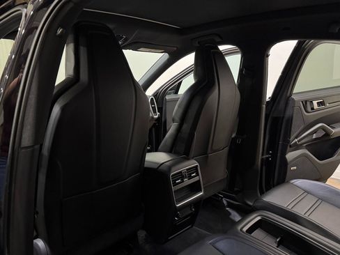 Used 2022 Porsche Cayenne Coupe AWD/4WD image 16