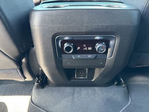 Used 2025 Chevrolet Suburban Z71 AWD/4WD image 24