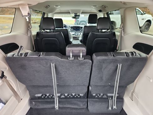 Used 2024 Chrysler Pacifica Touring-L image 49