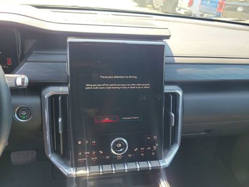 Used 2025 GMC Acadia Elevation w/ Elevation Premium Package FWD image 25