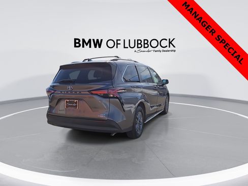 Used 2021 Toyota Sienna XLE image 7