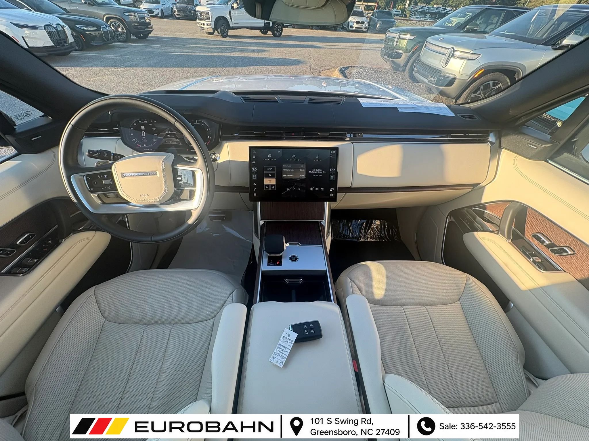 Used 2025 Land Rover Range Rover SE AWD/4WD image 18