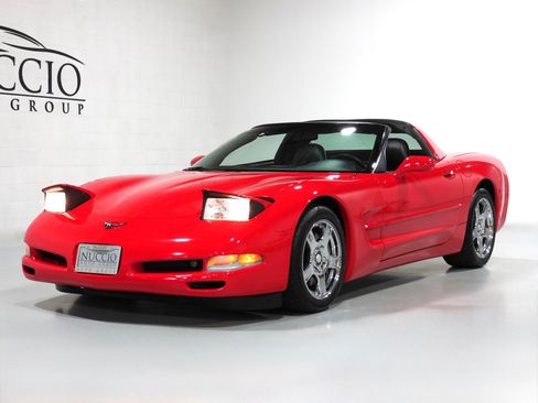 Used 1997 Chevrolet Corvette Coupe w/ Memory Pkg RWD image 18