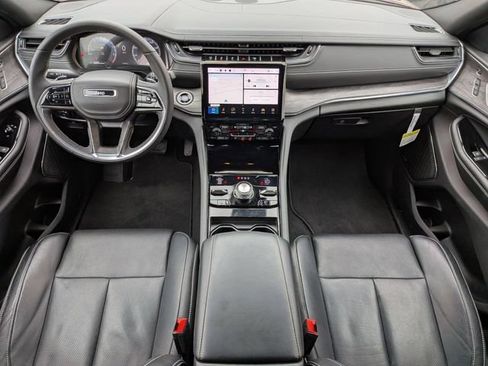 Used 2024 Jeep Grand Cherokee Overland w/ Luxury Tech Group IV AWD/4WD image 16