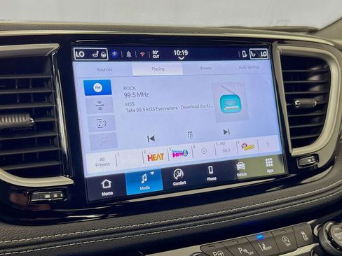 Used 2025 Chrysler Pacifica Select image 14