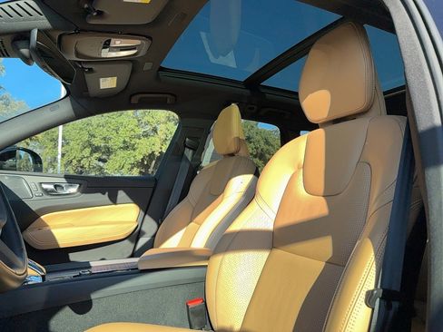 Used 2022 Volvo XC60 B5 Inscription w/ Climate Package image 13