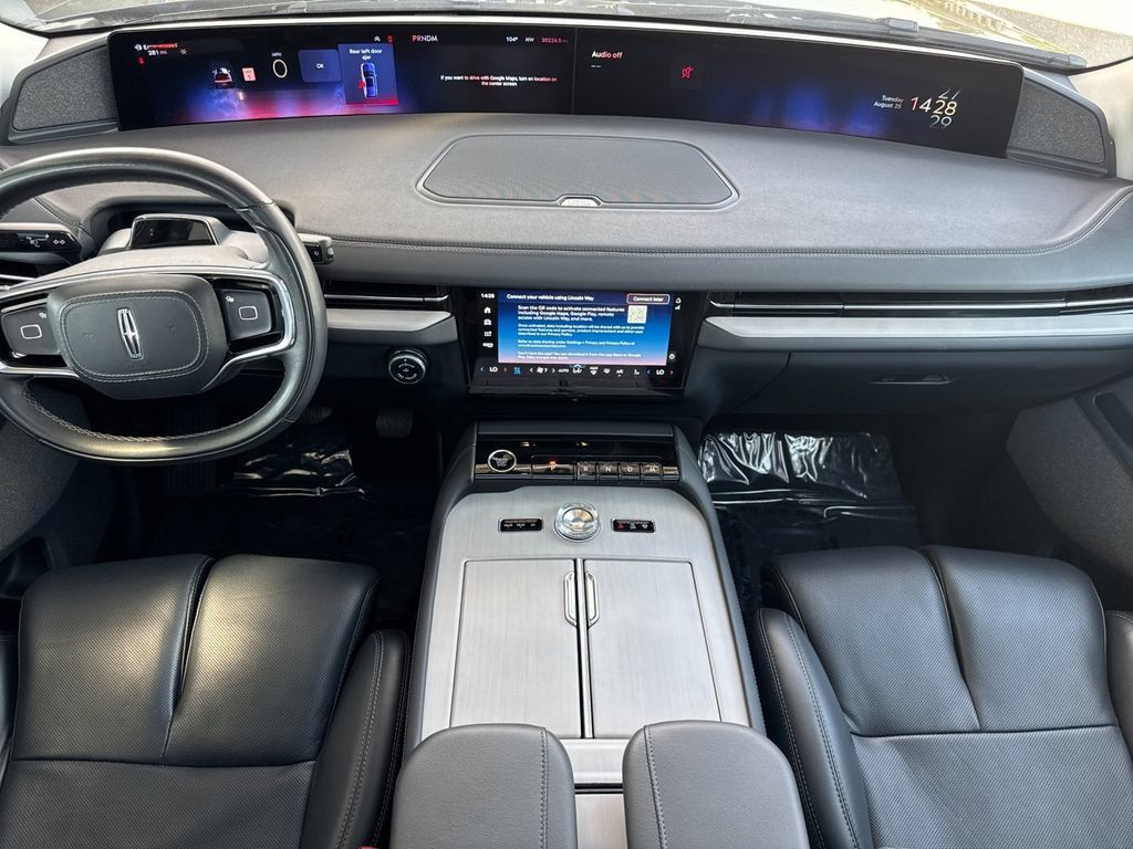 Certified 2025 Lincoln Navigator L Reserve AWD/4WD image 12