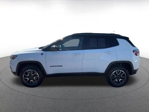 Used 2025 Jeep Compass Trailhawk AWD/4WD image 9