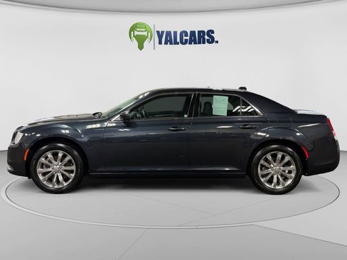 Used 2018 Chrysler 300 Touring L AWD/4WD image 2