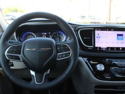 Used 2023 Chrysler Pacifica Touring-L FWD image 34