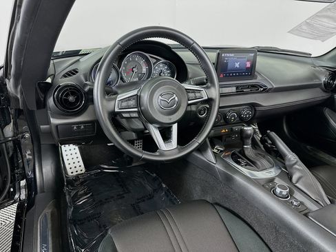 Used 2020 MAZDA MX-5 Miata Club w/ Interior Package RWD image 9