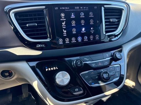 Used 2017 Chrysler Pacifica Touring-L w/ Tire & Wheel Group FWD image 31
