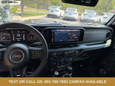 Used 2025 Jeep Gladiator Rubicon w/ Convenience Group AWD/4WD image 17