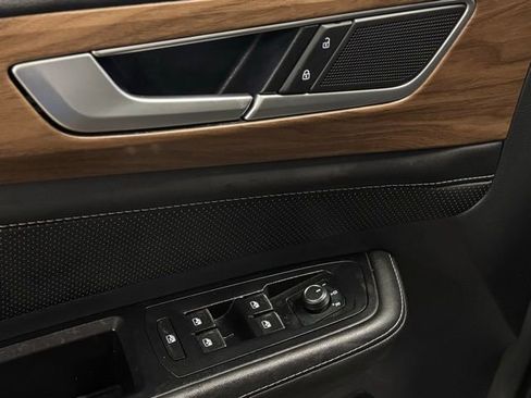 Used 2025 Volkswagen Atlas SE image 12