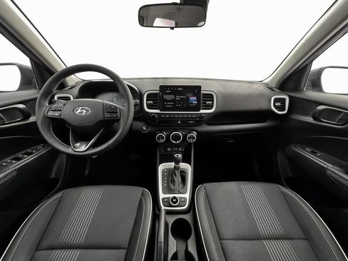 Used 2025 Hyundai Venue Limited image 15