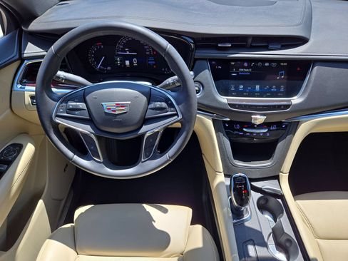 Used 2017 Cadillac XT5 Luxury FWD image 14