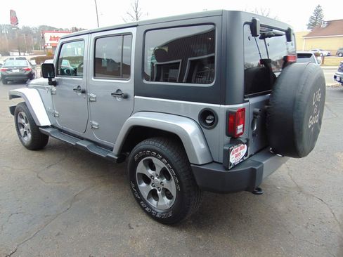 Used 2016 Jeep Wrangler Unlimited Sahara w/ Connectivity Group image 7