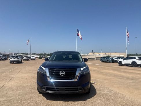 Certified 2025 Nissan Pathfinder SV FWD image 5