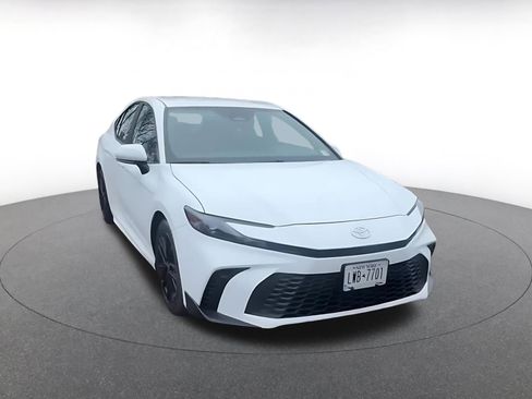 Used 2025 Toyota Camry SE image 3