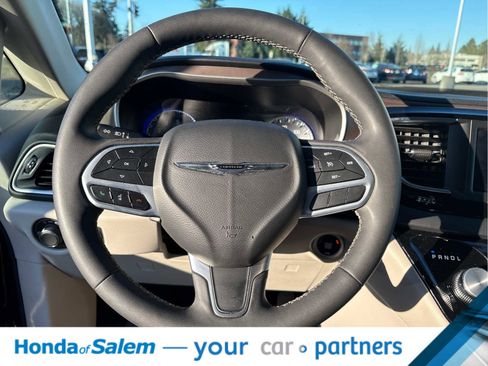 Used 2023 Chrysler Voyager LX image 19