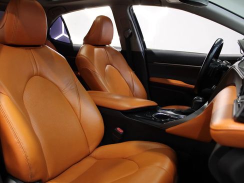 Used 2020 Toyota Camry XSE image 9