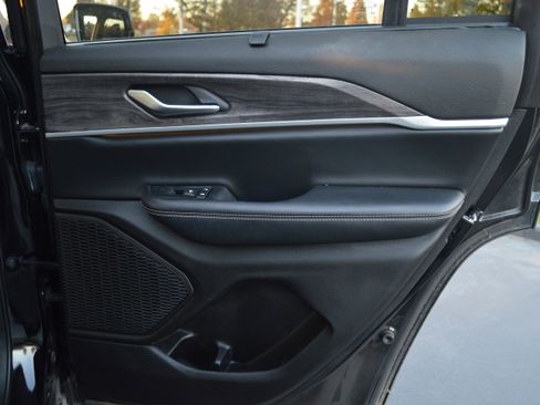 Used 2023 Jeep Grand Cherokee Limited w/ Luxury Tech Group II image 31