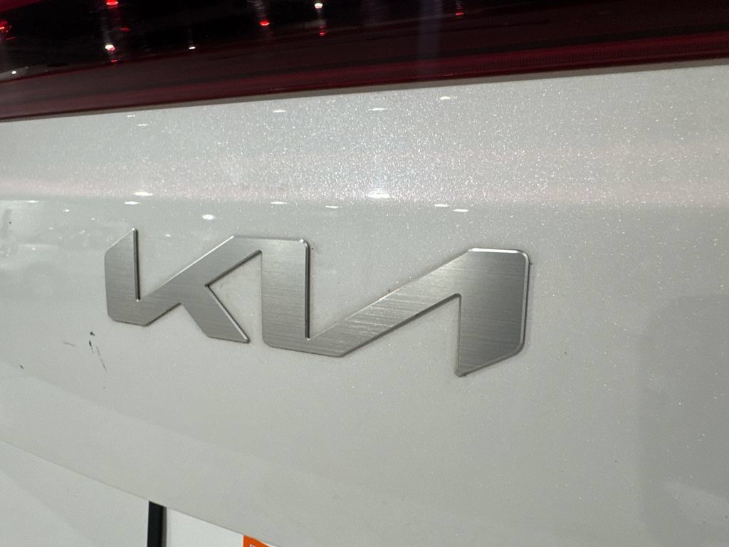 Used 2025 Kia Carnival FWD image 36