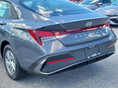 New 2025 Hyundai Elantra SE image 6