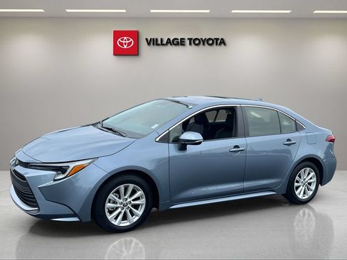 Certified 2025 Toyota Corolla XLE FWD image 1