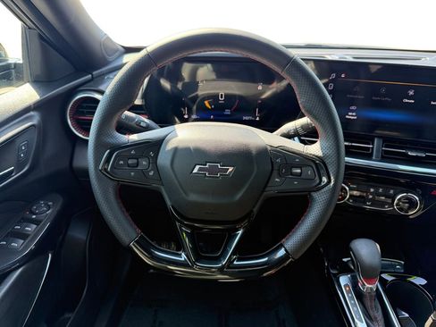 Used 2025 Chevrolet Trax RS w/ Sunroof Package image 13