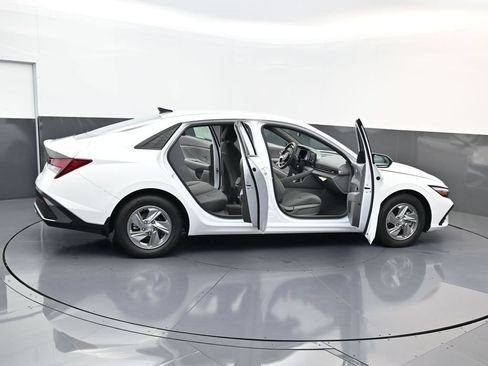 Certified 2026 Hyundai Elantra SE FWD image 28