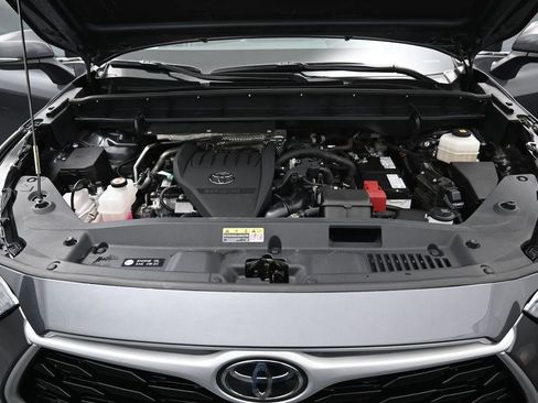Used 2023 Toyota Highlander XLE AWD/4WD image 39