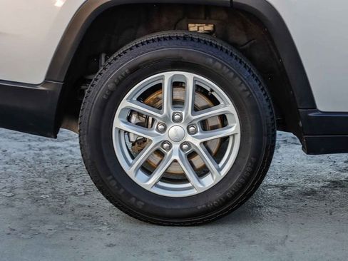 Used 2023 Jeep Grand Cherokee L Laredo image 12