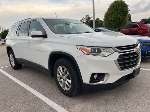 Used 2019 Chevrolet Traverse LT image 2